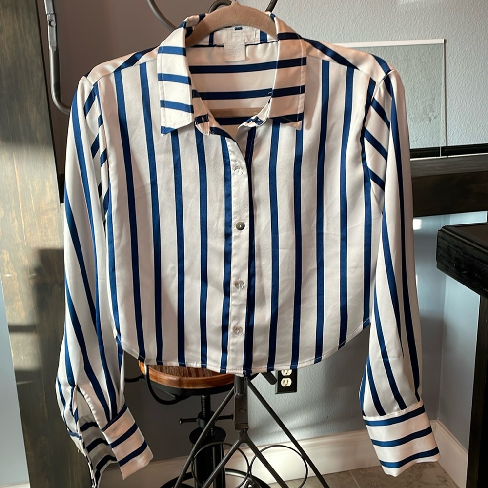 LIFE silky semi-cropped top size Med